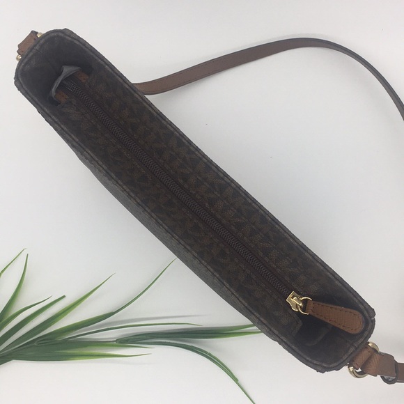 Michael Kors LG MESSENGER Crossbody BROWN - Picture 8 of 16